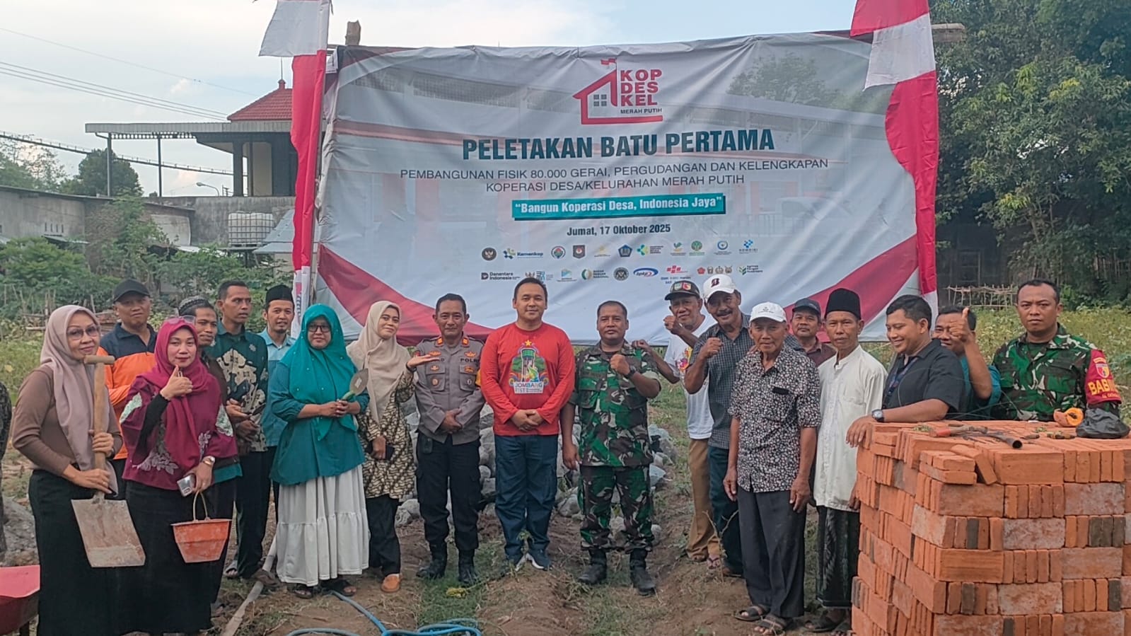 Kepala Desa Catakgayam Sugeng Samsuri bersama Forkopimcam Mojowarno saat peletakan batu pertama pembangunan Gerai Kopdes Merah Putih, Jumat (17/10) sore.