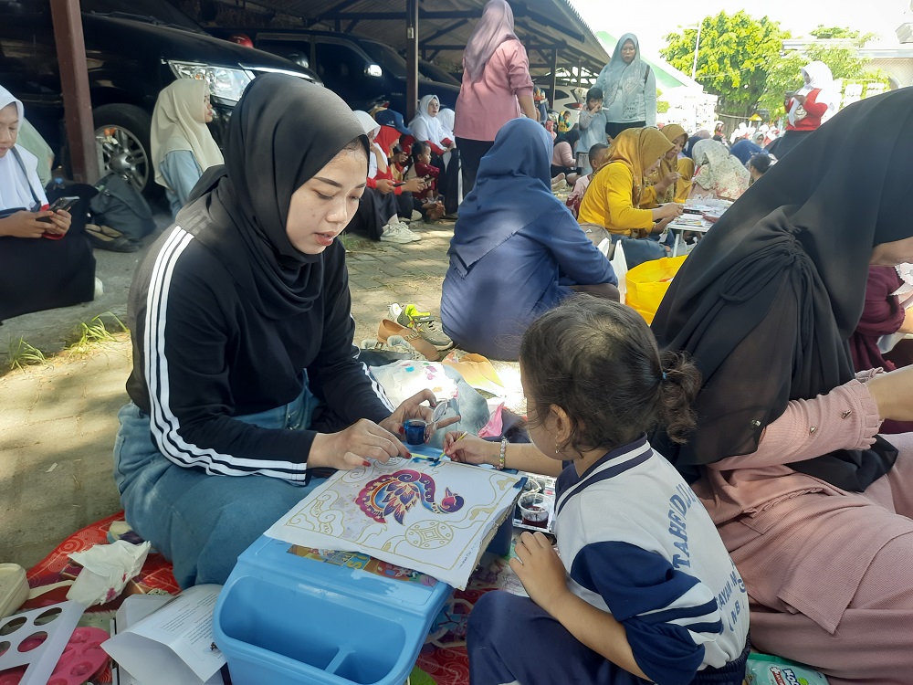 Siswa TK di Jombang bersama ibunda saat mengikuti lomba membatik
