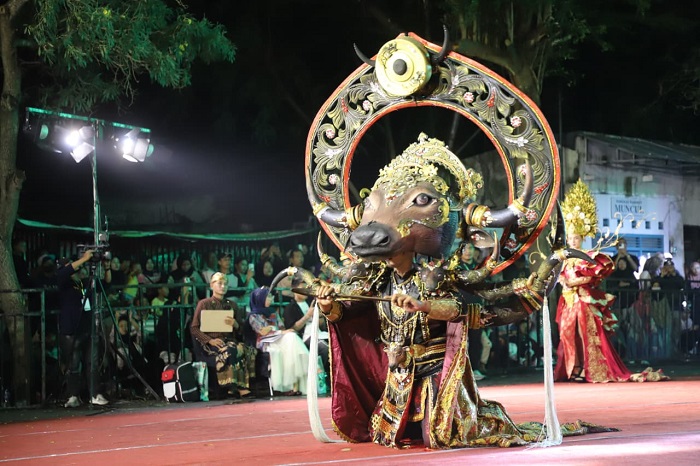 MERIAH: Perayaan Ringin Contong Carnival Minggu (19/10) malam berlangsung meriah.