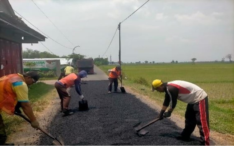 INTENS: Petugas melakukan perbaikan ruas jalan kabupaten