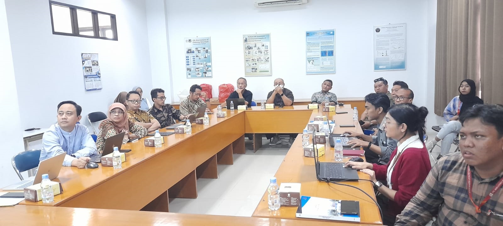 SERIUS: Kepala Dinas PUPR Jombang, Bayu Pancoroadi (tengah), dalam konsultasi publik II di Kecamatan Gudo.