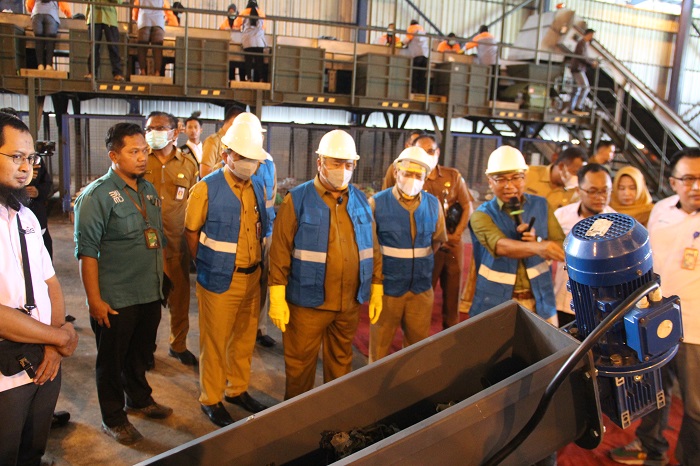 INOVATIF: Kepala DLH Jombang, Miftahul Ulum, menjelaskan program RDF Seger kepada Bupati Warsubi (19/5).