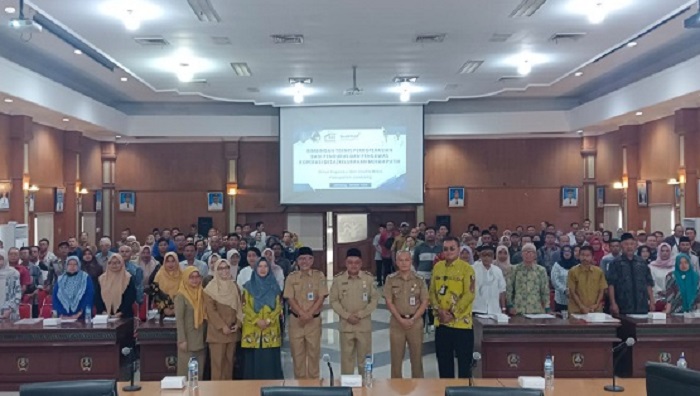 CERDAS: Kepala Dinkop UM Jombang, Hari Purnomo bersama peserta Pendidikan  dan Latihan Perkoperasian bagi pengurus KDKMP di Ruang Bung Tomo Pemkab Jombang, Senin (6/10) hingga Kamis (23/10).