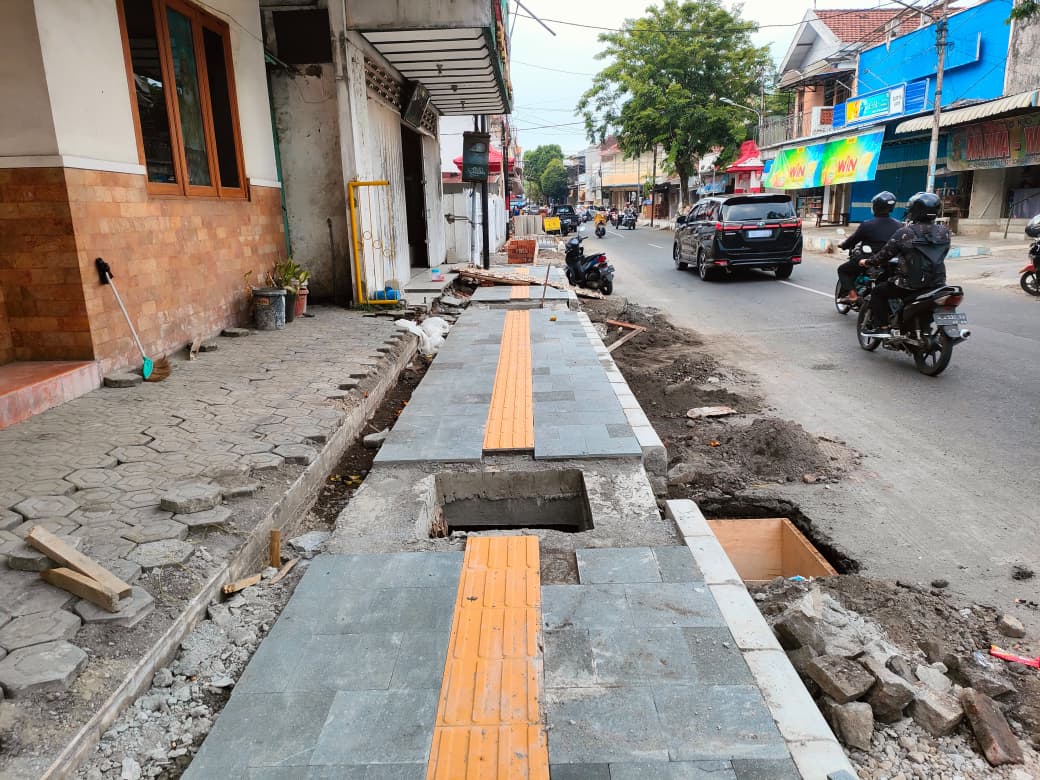 TERTATA: Dinas Perkim Jombang membangun trotoar di Jl RE Martadinata Jombang