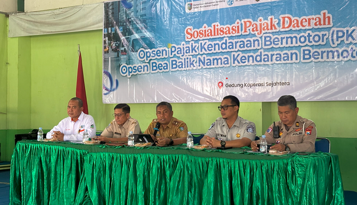 KREATIF: Kepala Bapenda Kabupaten Jombang, Hartono MM, saat sosialisasi di SMAN Mojoagung (16/10).