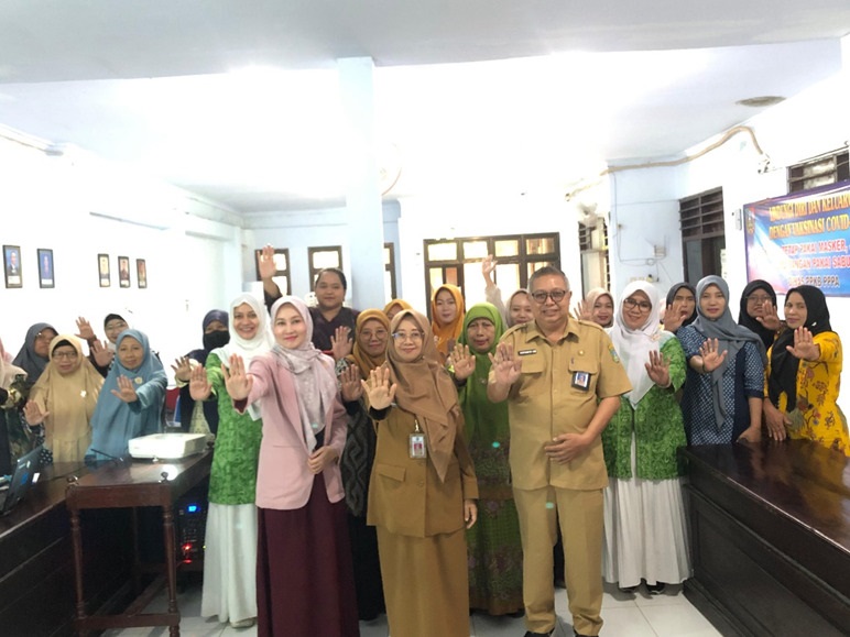 2.	ENERGIK: Kepala DPPKB PPPA Jombang, dr Ma&rsquo;murotus Sa&rsquo;diyah MKes, saat mengikuti kegiatan wisuda sekolah orang tua hebat (SOTH).