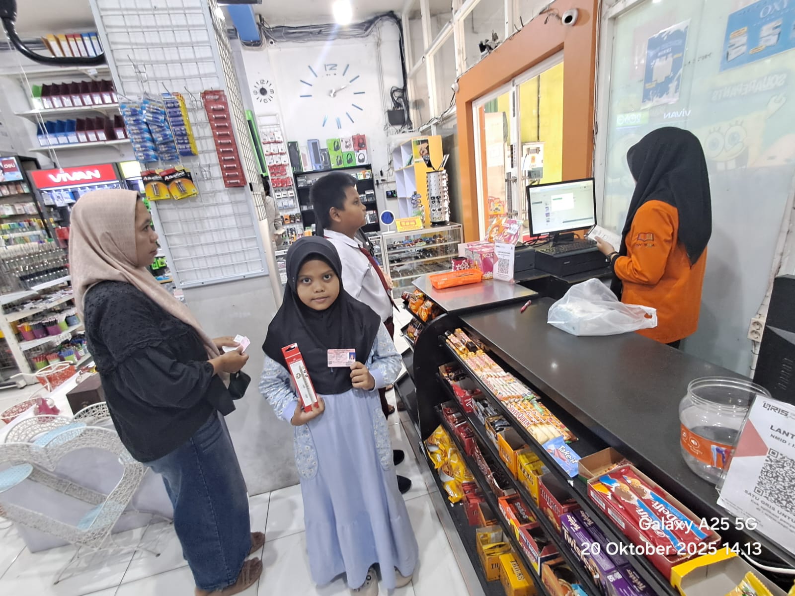 MENINGKAT: Warga yang mengurus KIA ke Dispendukcapil Jombang.