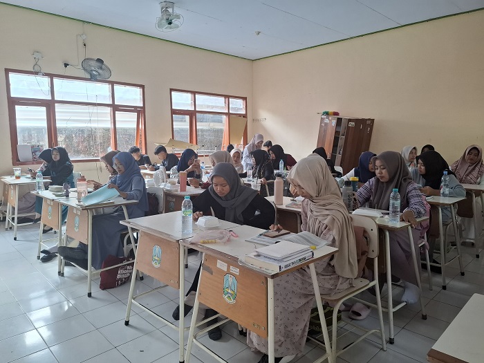 TUNTAS: Siswa SMAN Plandaan mengikuti tryout Tes Kemampuan Akademik, kemarin.  &nbsp;