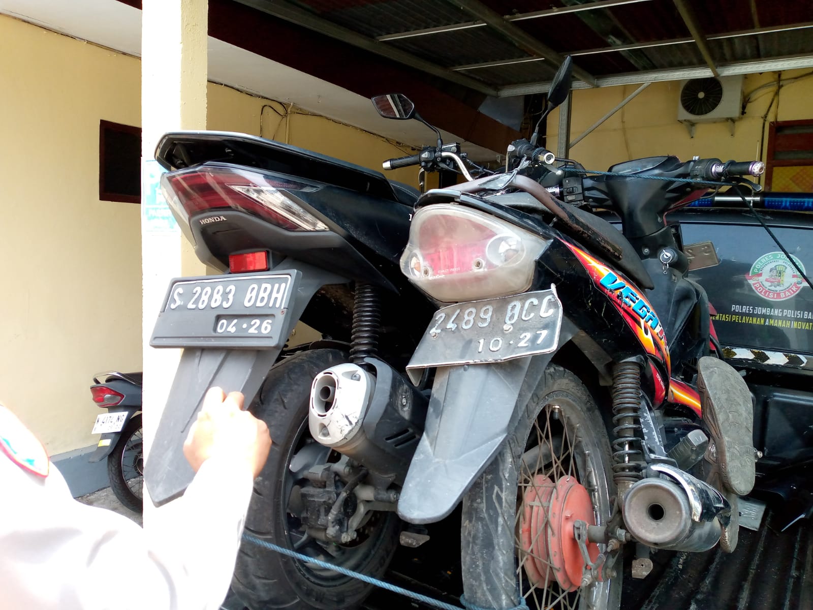 Kecelakaan lalu lintas yang melibatkan dua sepeda motor terjadi di Jalan Raya Desa Seloreji, Kecamatan Mojowarno, Kabupaten Jombang, Selasa (21/10/2025) pagi.