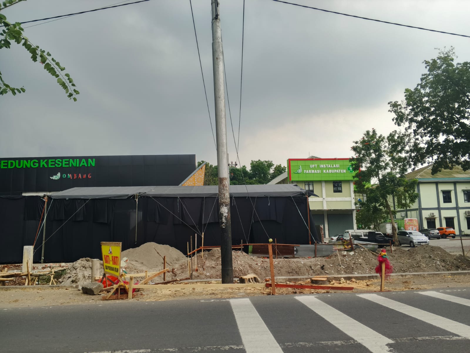 TERHENTI: Proyek jembatan Gedung Kesenian nampak tidak ada pekerja.