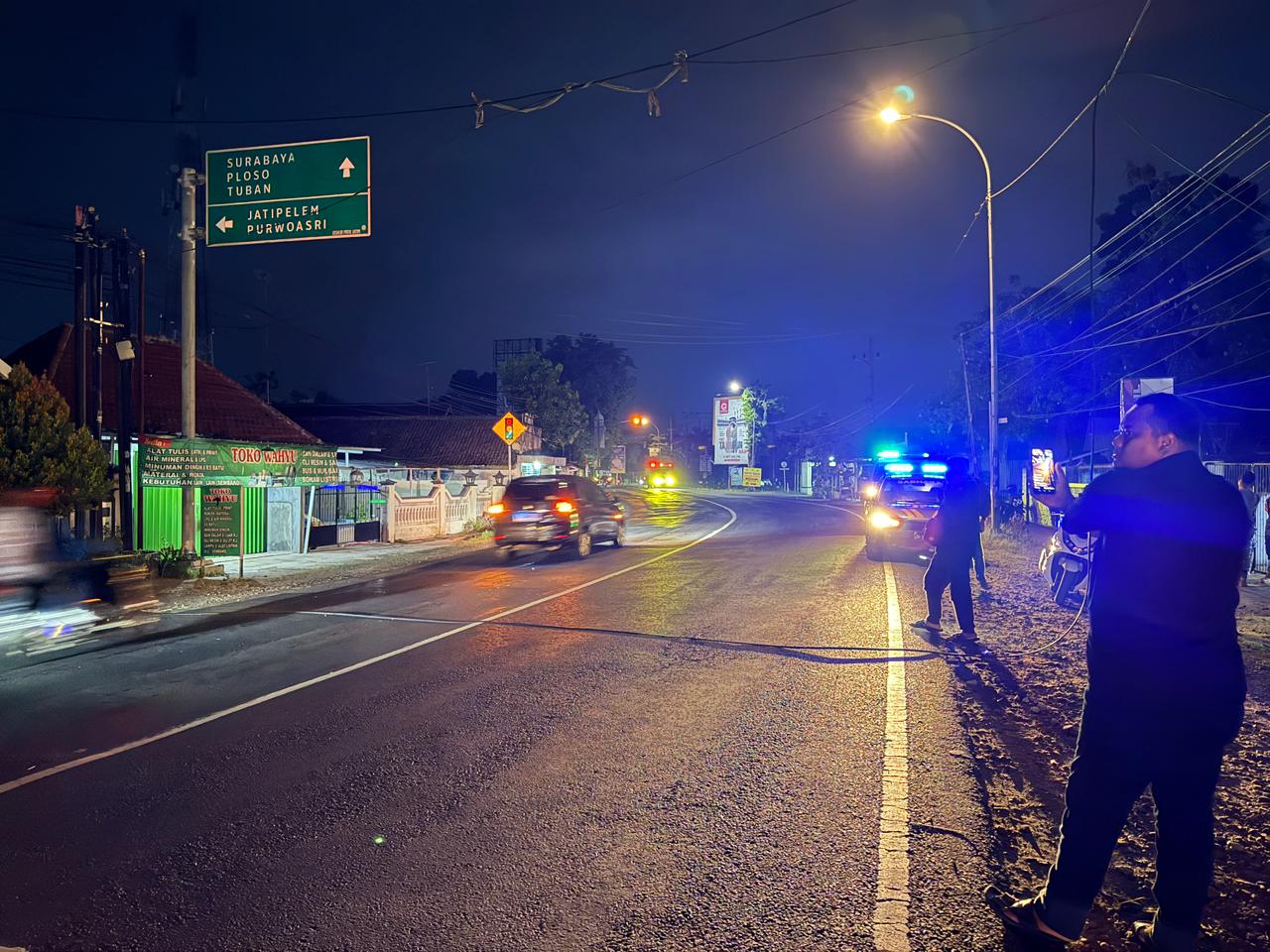 BAHAYA: Kabel FO di jalan provinsi Kecamatan Diwek membahayakan pengguna jalan
