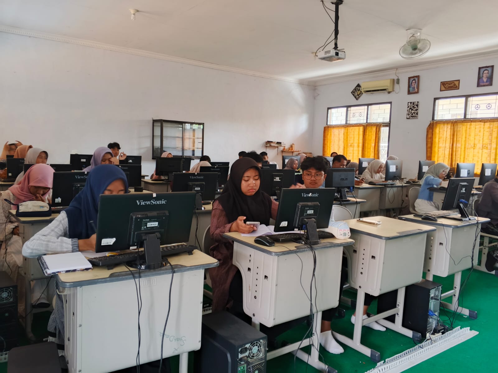 SERIUS: Siswa SMAN 2 Jombang saat mengikuti tryout TKA, kemarin.