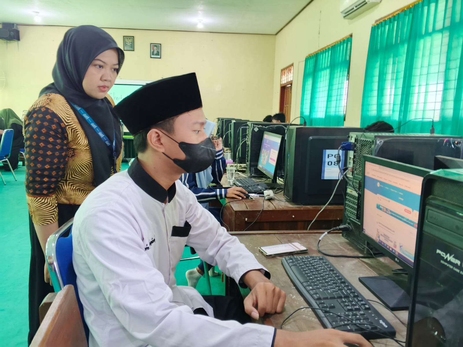 CERDAS: Siswa SMKN Gudo saat mengerjakan soal tryout TKA, kemarin.