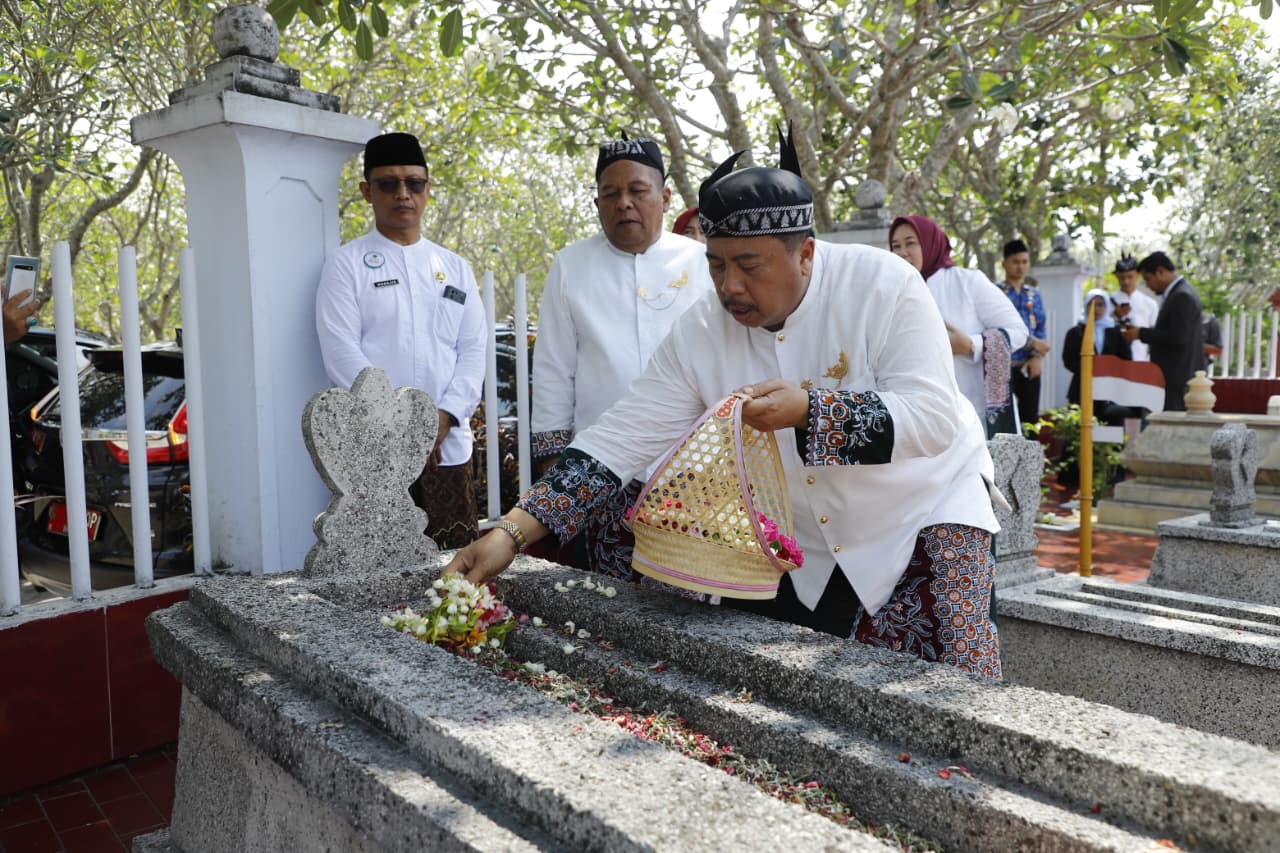&nbsp;  HORMATI LELUHUR: Bupati Jombang Warsubi bersama Wabup Salman saat ziarah ke makam Kanjeng Sepuh R.A.A. Soeroadiningrat di kompleks TMP Jombang, kemarin (2