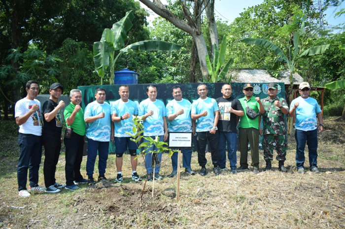 PEDULI LINGKUNGAN: Kepala Desa Japanan Junaidi Catur Wicaksono bersama segenap tamu undangan saat acara penanaman pohon di kawasan wisata alam Sumberboto, Minggu (1