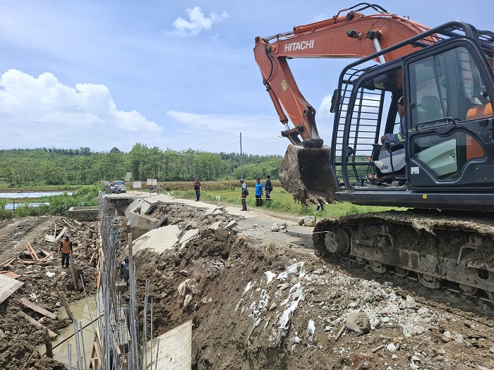Penanganan darurat jalan cor yang ambrol di Desa Asemgede, Kecamatan Ngusikan, mulai dilakukan Dinas PUPR Jombang.