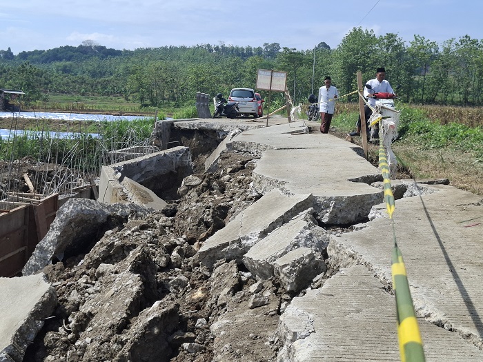 Jalan cor beton ruas Cupak&ndash;Asemgede di Desa Asemgede, Kecamatan Ngusikan kembali ambrol, Selasa (21/10) petang.