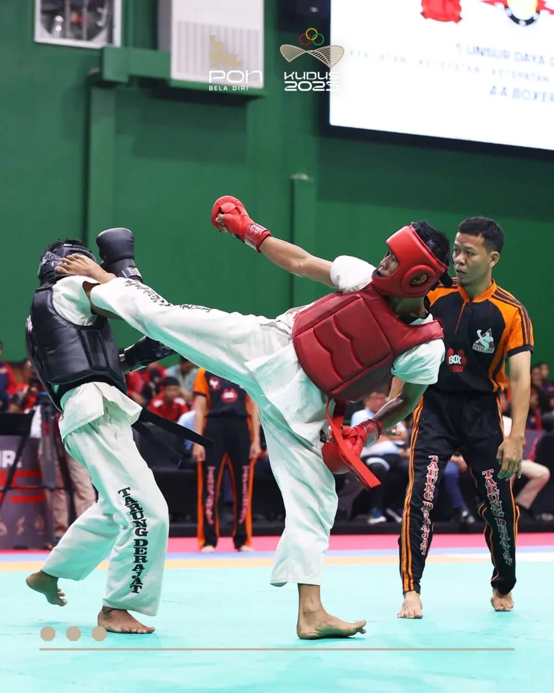 JAWARA: Satriawan Derajat (merah) saat bertanding di PON Beladiri Djarum Foundation Kudus (12&ndash;26/10).