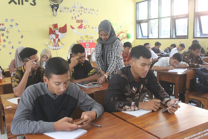 GAMBLANG: Tim Ruangguru memberikan arahan kepada siswa saat pelaksanaan TKA di SMAN Bandarkedungmulyo, (22/10).  &nbsp;
