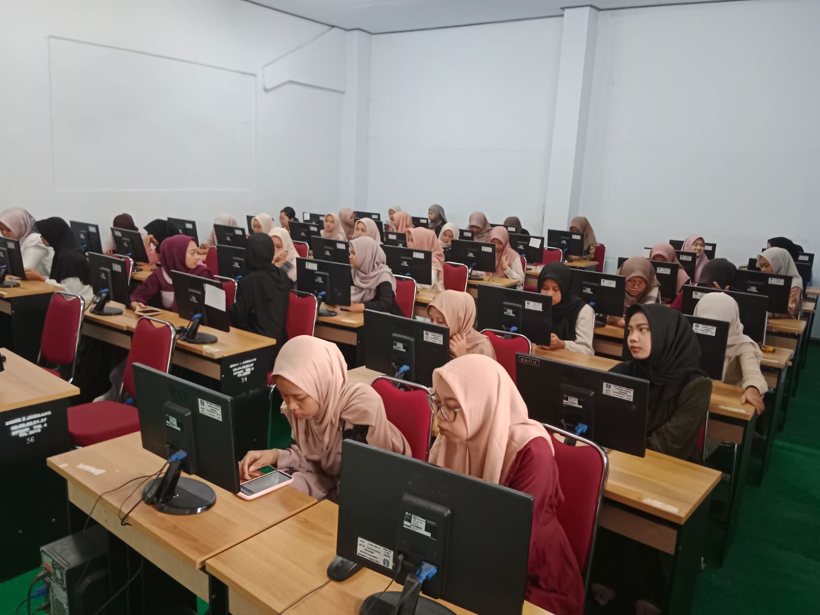 SUKSES: Pelaksanaan tryout TKA di SMKN 2 Jombang, Senin (20/10).  &nbsp;