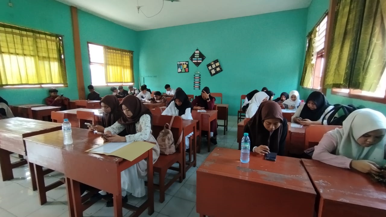 MANDIRI: Siswa SMKN Mojoagung mengerjakan tryout TKA menggunakan smartphone (20/10).  &nbsp;