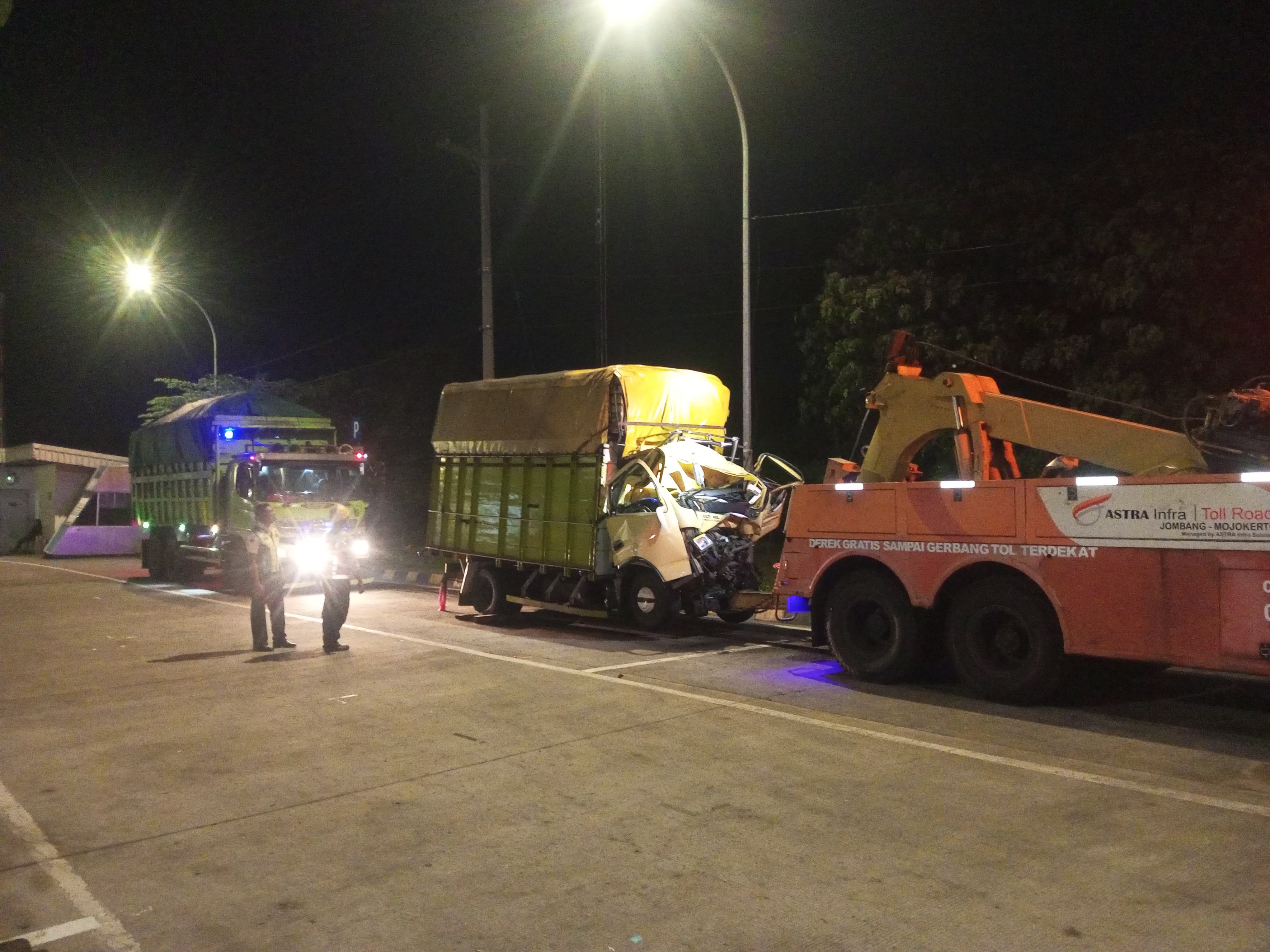 Kecelakaan lalu lintas terjadi di Tol Jombang&ndash;Mojokerto (Jomo) tepatnya di kilometer 686+000 B arah barat, Rabu (22/10/2025) malam.