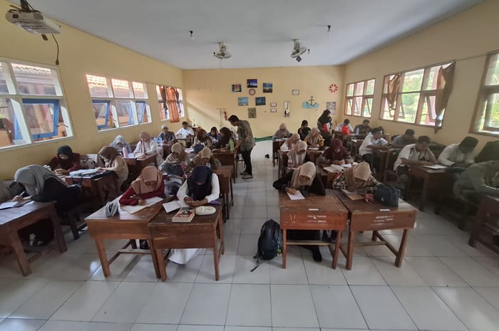 ANTUSIAS: Siswa Sman Ploso mengikuti Tryout TKA, Rabu 23 Oktober 2025.