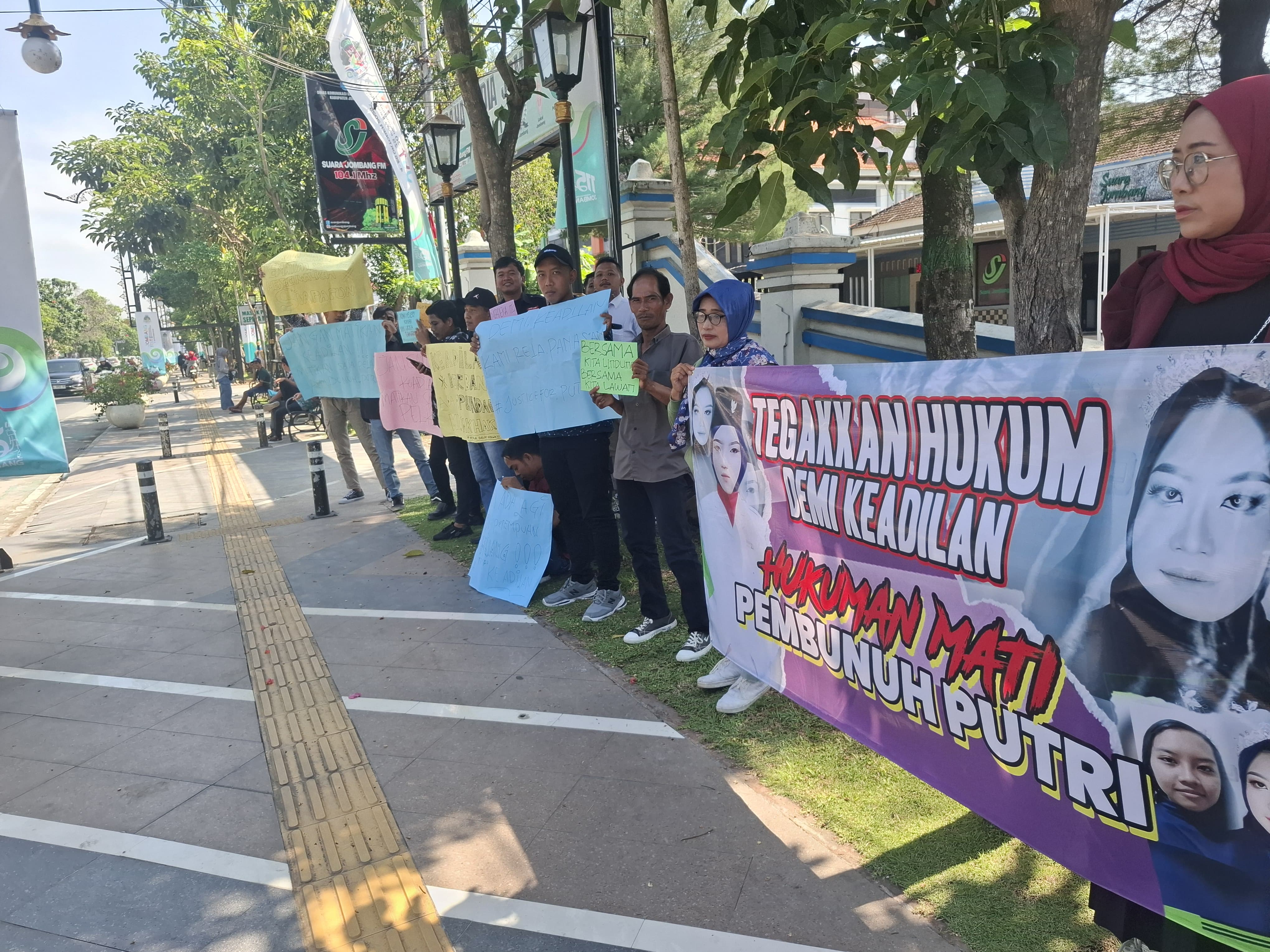 Aksi unjuk rasa kwluarga korban pembunuhan dan pemerkosaan di depan PN Jombang (23/10)