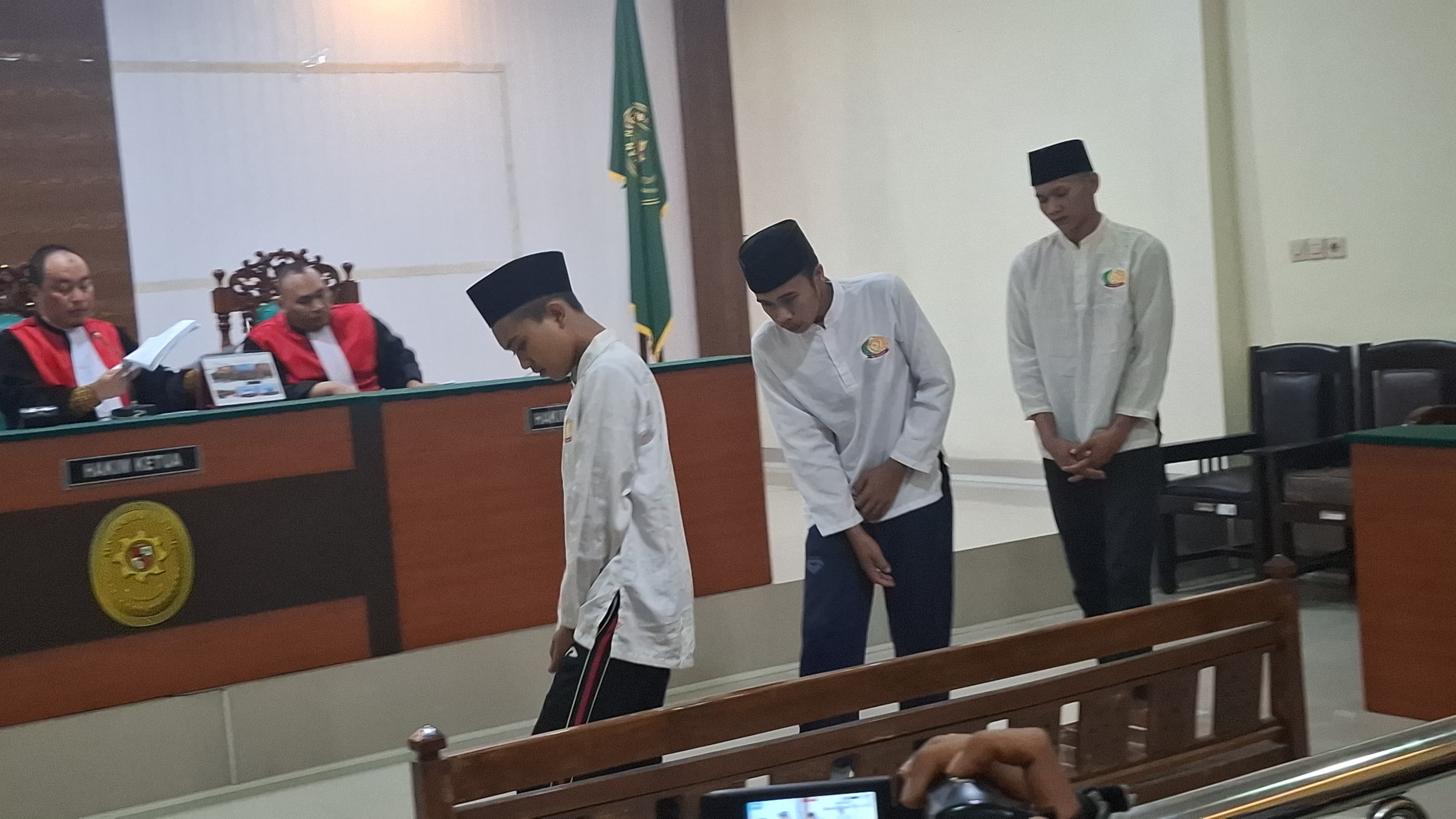 Tiga terdakwa kasus pembunuhan dan pemerkosaan saat menjalani sidang vonis