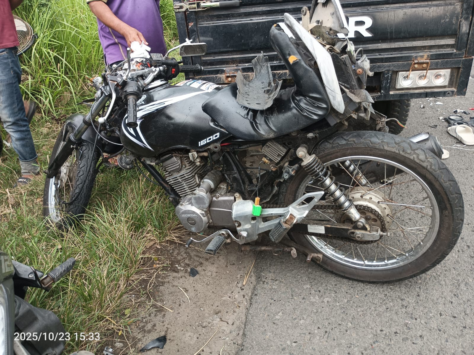 Kondisi motor korban yang rusak parah usai beradu dengan motor roda tiga di banjardowo jombang