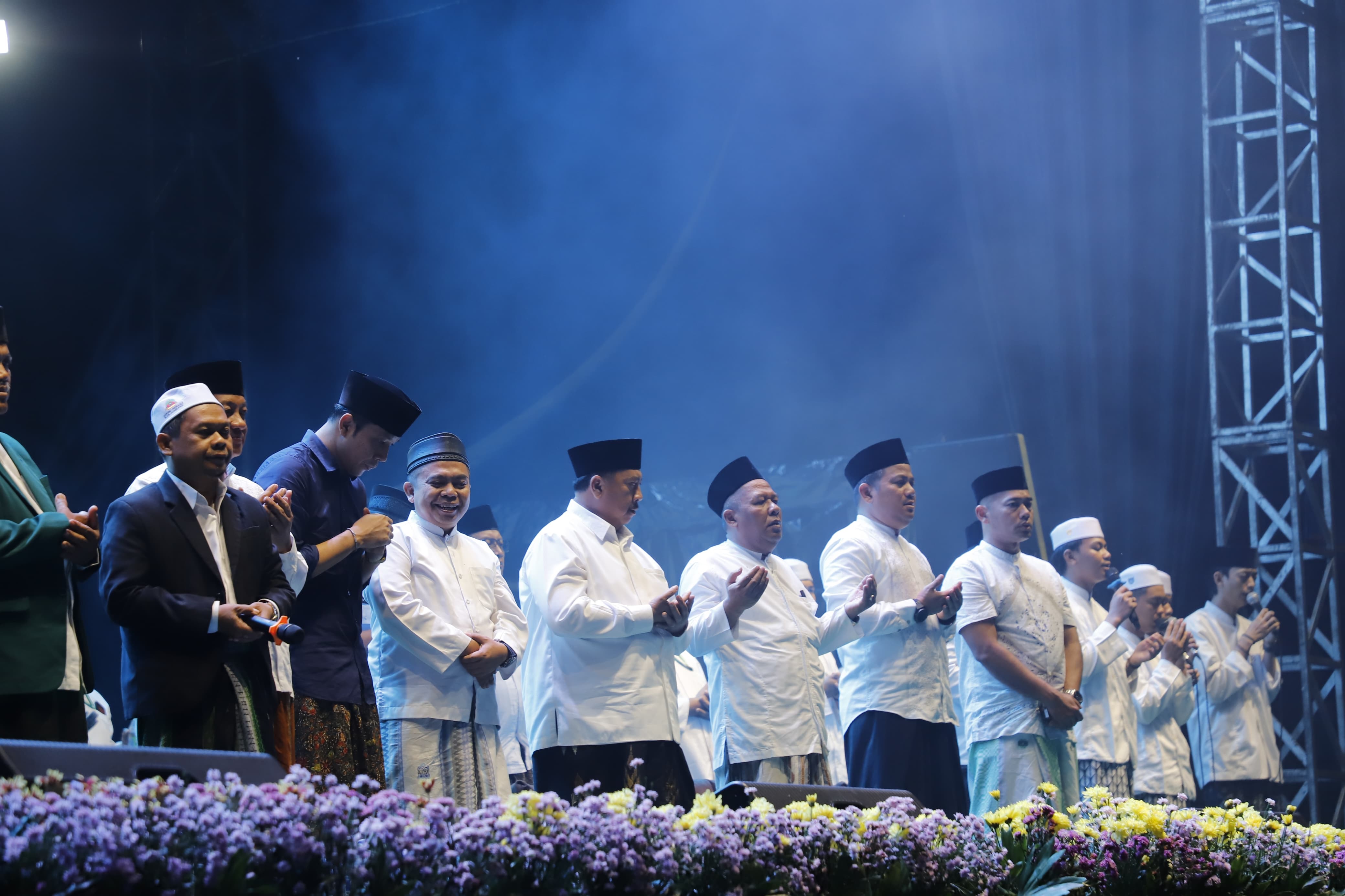 &nbsp;  ANTUSIAS: Bupati Jombang Warsubi didampingi Warbup Salman saat mengikuti Jombang Bersholawat, Rabu (22/10) malam.