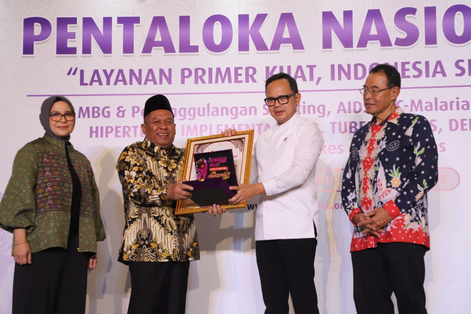 APRESIASI: Wakil Menteri Dalam Negeri Bima Arya Sugiarto menyerahkan penghargaan pengendalian stunting kepada Wabup Jombang, Salmanudin, Selasa (21/10) malam