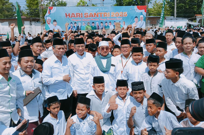 HADIR: Ketua Umum Pengurus Besar Nahdlatul Ulama (PBNU) KH Yahya Cholil Staquf (Gus Yahya) saat menghadiri apel
