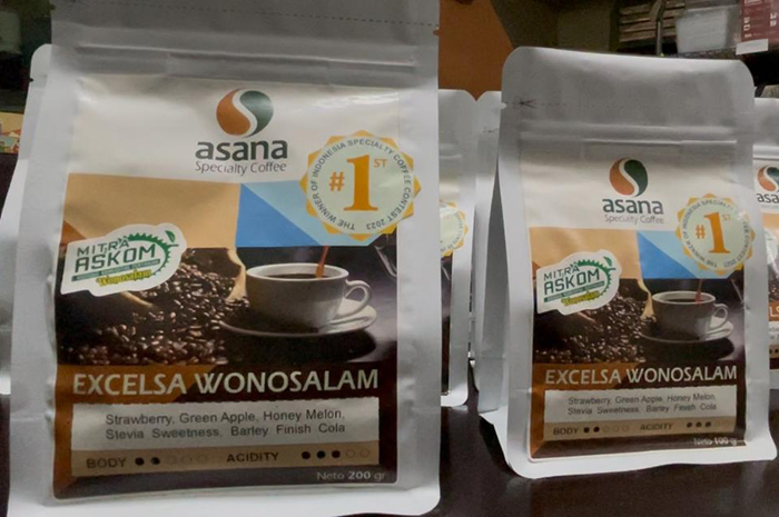 &nbsp;  CITA RASA KHAS: Warga menikmati kopi excelsa hasil fermentasi pemuda Panglungan Wonosalam kemarin.