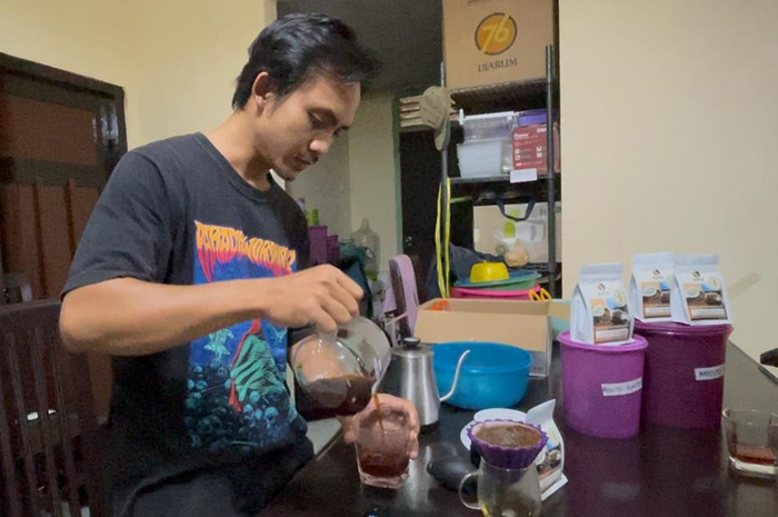 &nbsp;  UNIK: Agus Abdullah warga Desa Panglungan Kecamatan Wonosalam saat meracik kopi ekselsa hasil fermentasi di rumahnya kemarin (22/10).  &nbsp;
