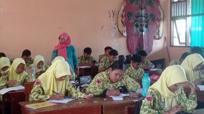 &nbsp;  SERIUS: Siswa kelas 12 SMAN Bareng mengikuti tryout ANBK, Kamis (23/10).  &nbsp;
