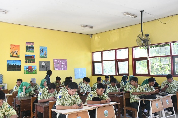 FOKUS: Siswa kelas 12 SMKN Wonosalam mengerjakan soal tryout TKA, Kamis (23/10).  &nbsp;