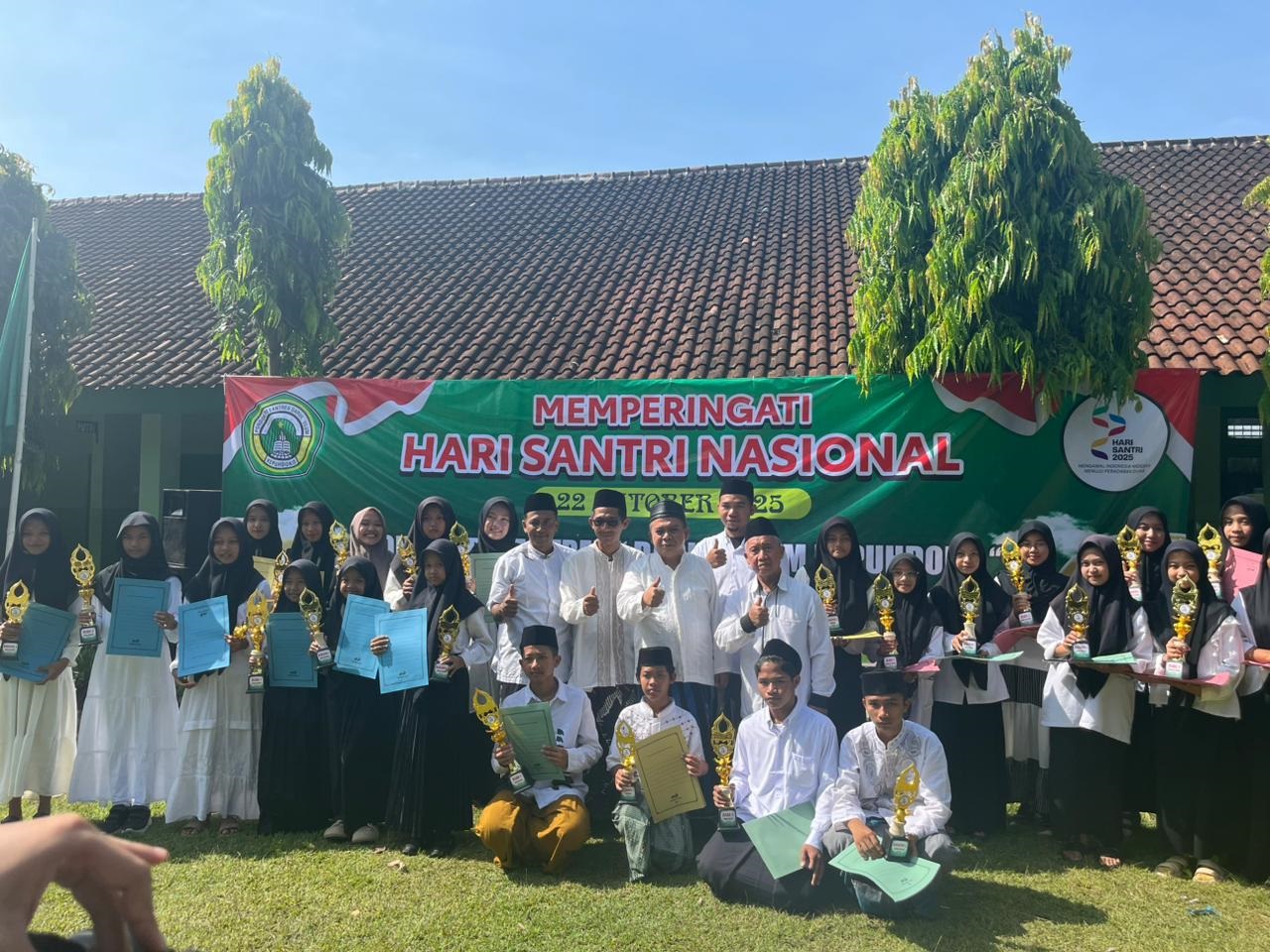 TELADAN: Wakil Ketua DPRD Jombang, HM Syarif Hidayatullah ST MMT (Gus Sentot), mengikuti peringatan Hari Santri Nasional di PP Darul Ulum Kepuhdoko, Tembelang, Rabu (22/10).  &nbsp;