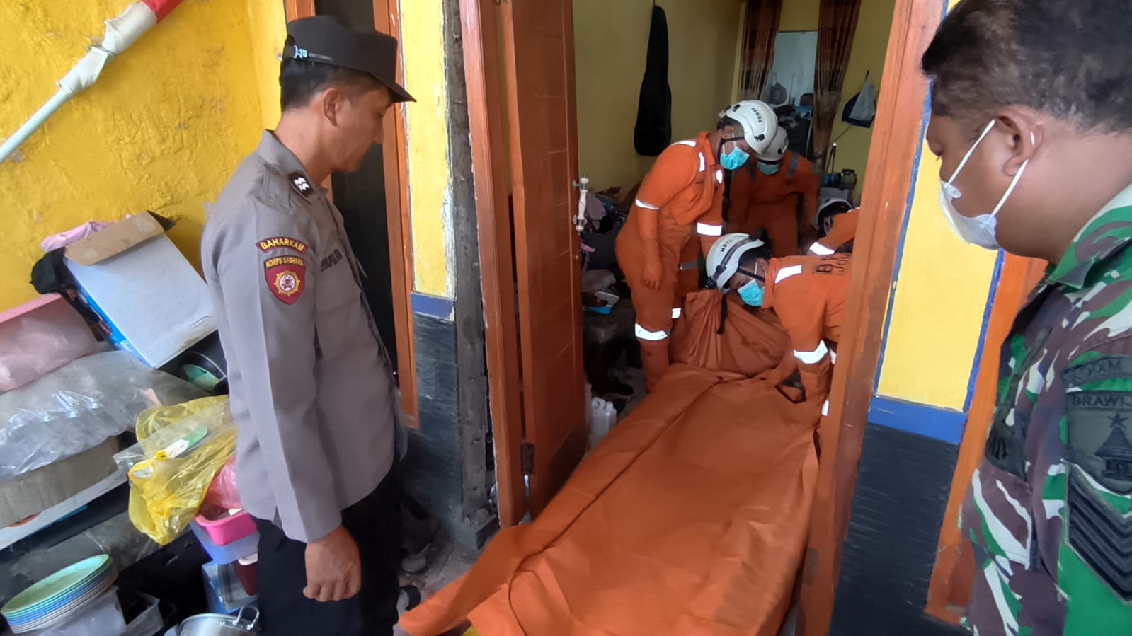 Warga Perumahan Graha Sakinah, Dusun Klagen, Desa Kepuhkembeng, Kecamatan Peterongan, digegerkan dengan penemuan jasad seorang perempuan yang sudah membusuk di dalam rumah, Rabu (22/10).