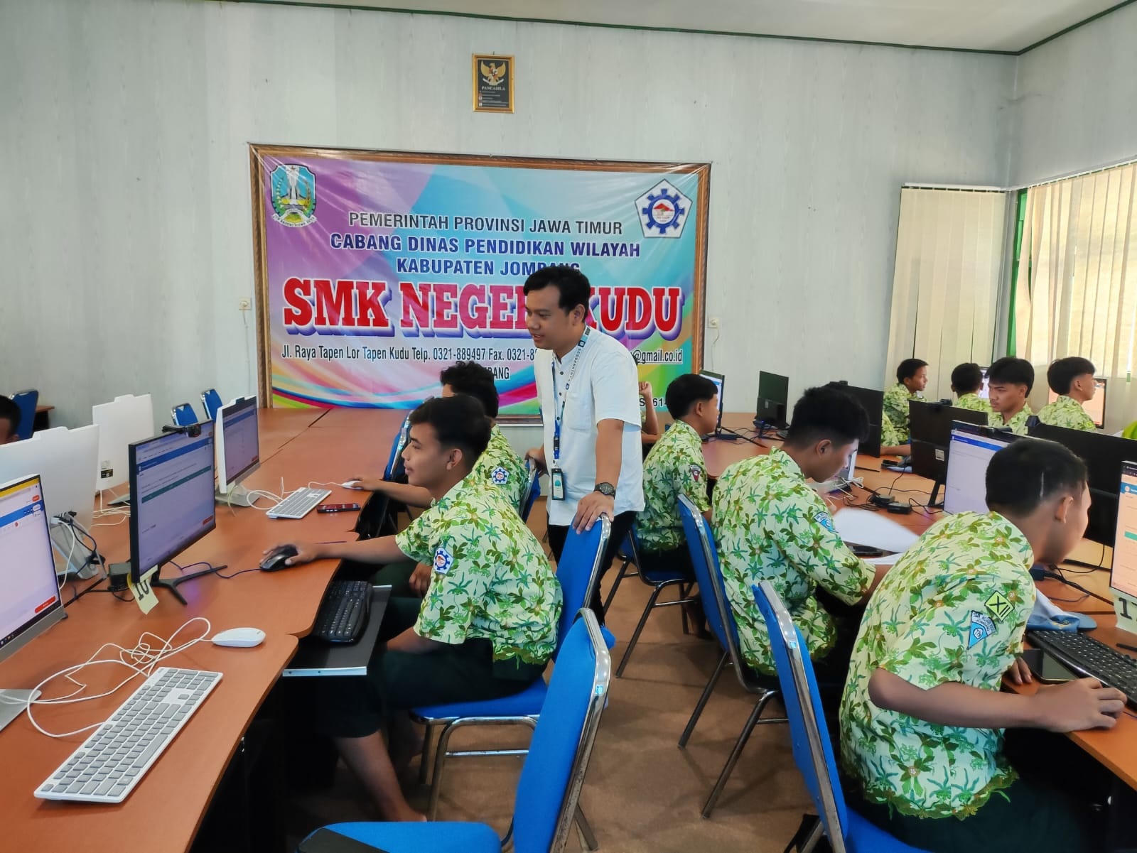 SEMANGAT: Siswa kelas XII SMKN Kudu saat mengikuti tryout TKA, (22/10).  &nbsp;