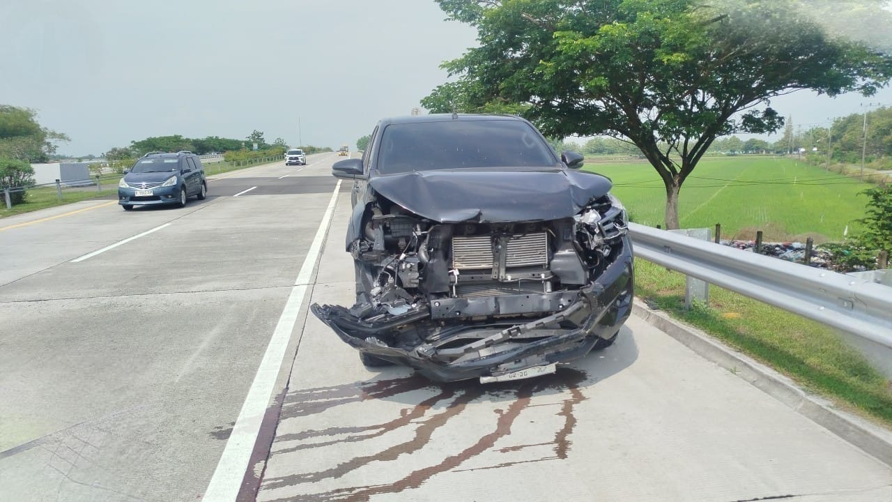 Sopir Mengantuk, Hilux Ringsek Usai Tabrak L300 di Tol Jombang Mojokerto&nbsp;