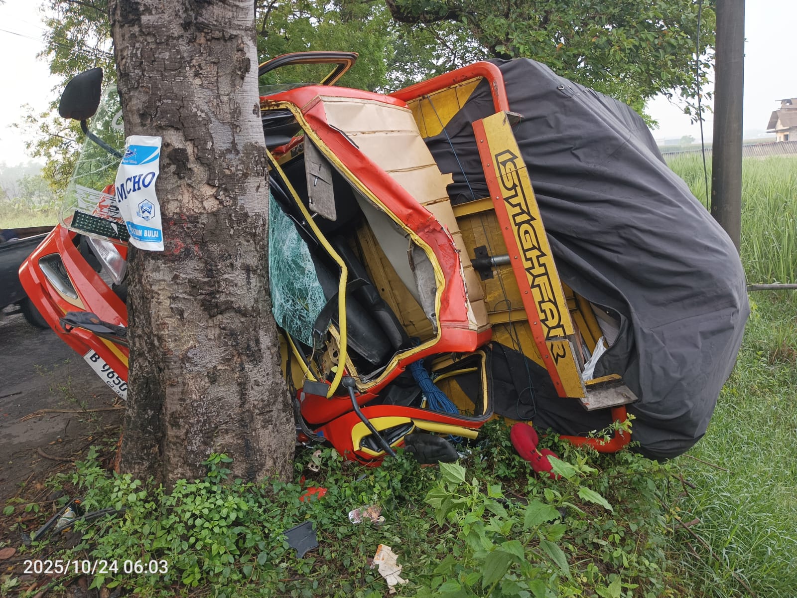 Kecelakaan tunggal terjadi di Jalan Raya Desa Mojojejer, Kecamatan Mojowarno, Kabupaten Jombang, Jumat (24/10) dini hari.