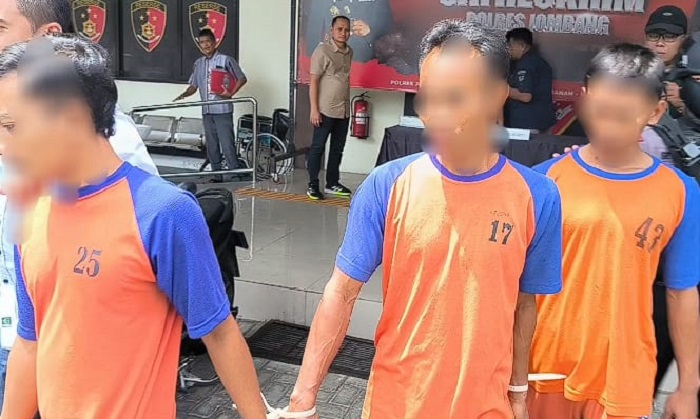 Tiga pelaku rudapaksa kepada gadis penjaga angkringan saat diamankan di Mapolres Jombang April 2025 lalu