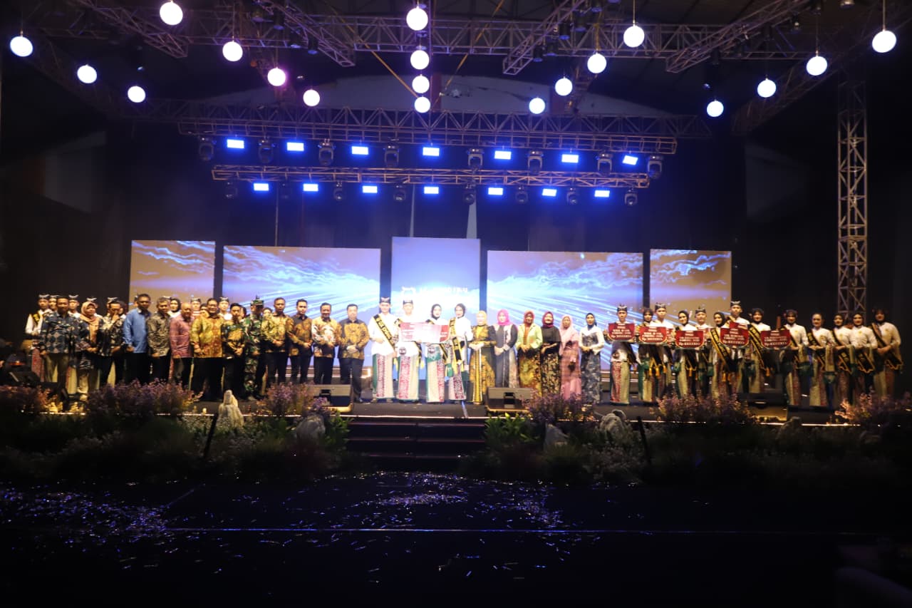 MERIAH: Bupati Jombang Warsubi didampingi Ketua Tim Penggerak PKK Kabupaten Jombang, Yuliati Nugrahani foto bersama finalis Guk Yuk, kemarin (24/10).