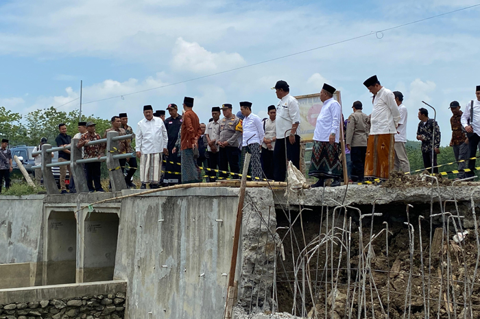 TINJAU JALAN LONGSOR: Bupati Jombang Warsubi saat sidak jalan cor beton ruas Cupak&ndash;Asemgede di Desa Asemgede, Kecamatan Ngusikan, yang ambrol akibat longsor, Ka