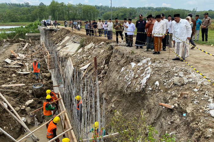 TINJAU JALAN LONGSOR: Bupati Jombang Warsubi saat sidak jalan cor beton ruas Cupak&ndash;Asemgede di Desa Asemgede, Kecamatan Ngusikan, yang ambrol akibat longsor, Ka