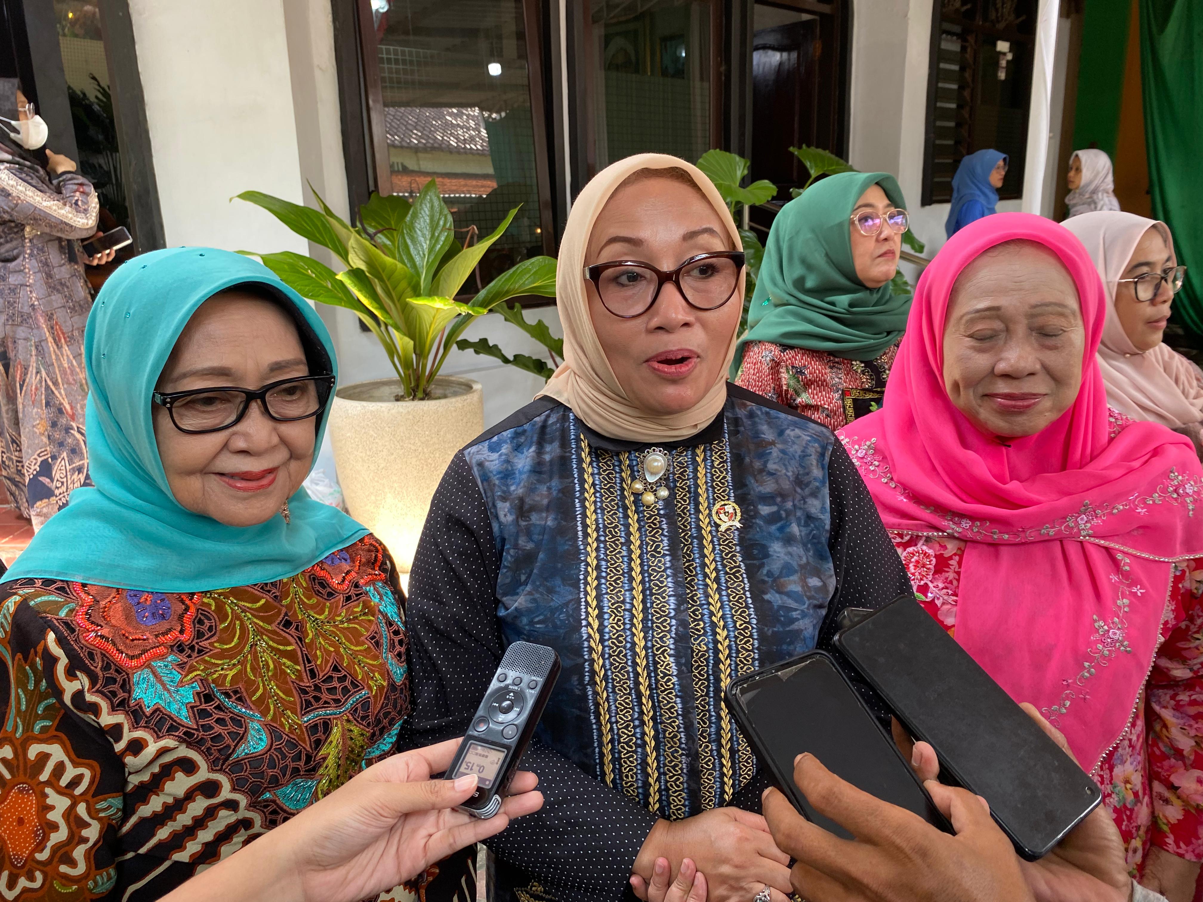 PANTAU: Menteri Pemberdayaan Perempuan dan Perlindungan Anak (PPPA) RI Arifah Choiri Fauzi memantau pelaksanaan CKG di Jombang, Jumat (24/10).