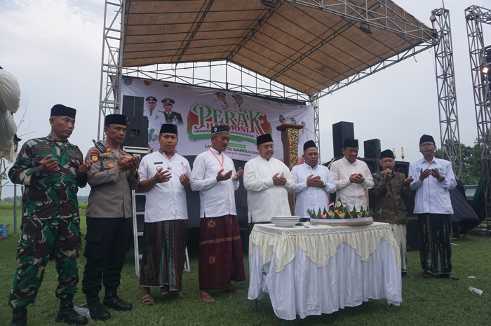 MERIAH: Kepala Desa Sumberagung Mohammad Mukhlis mendampingi Bupati dan Wakil Bupati Jombang beserta segenap tamu undangan menjelang