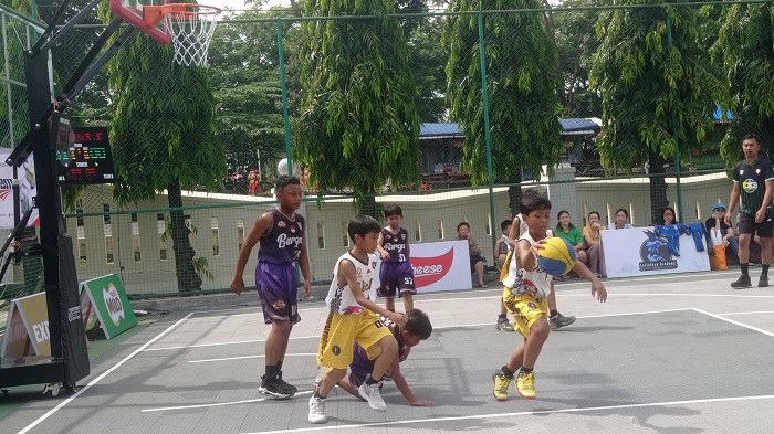 KOMPAK: Sekdakab Jombang, Agus Purnomo, bersama peserta kejuaraan bola basket 3X3 competition dan e-sport di Pendopo Kabupaten Jombang, Jumat (24/10).