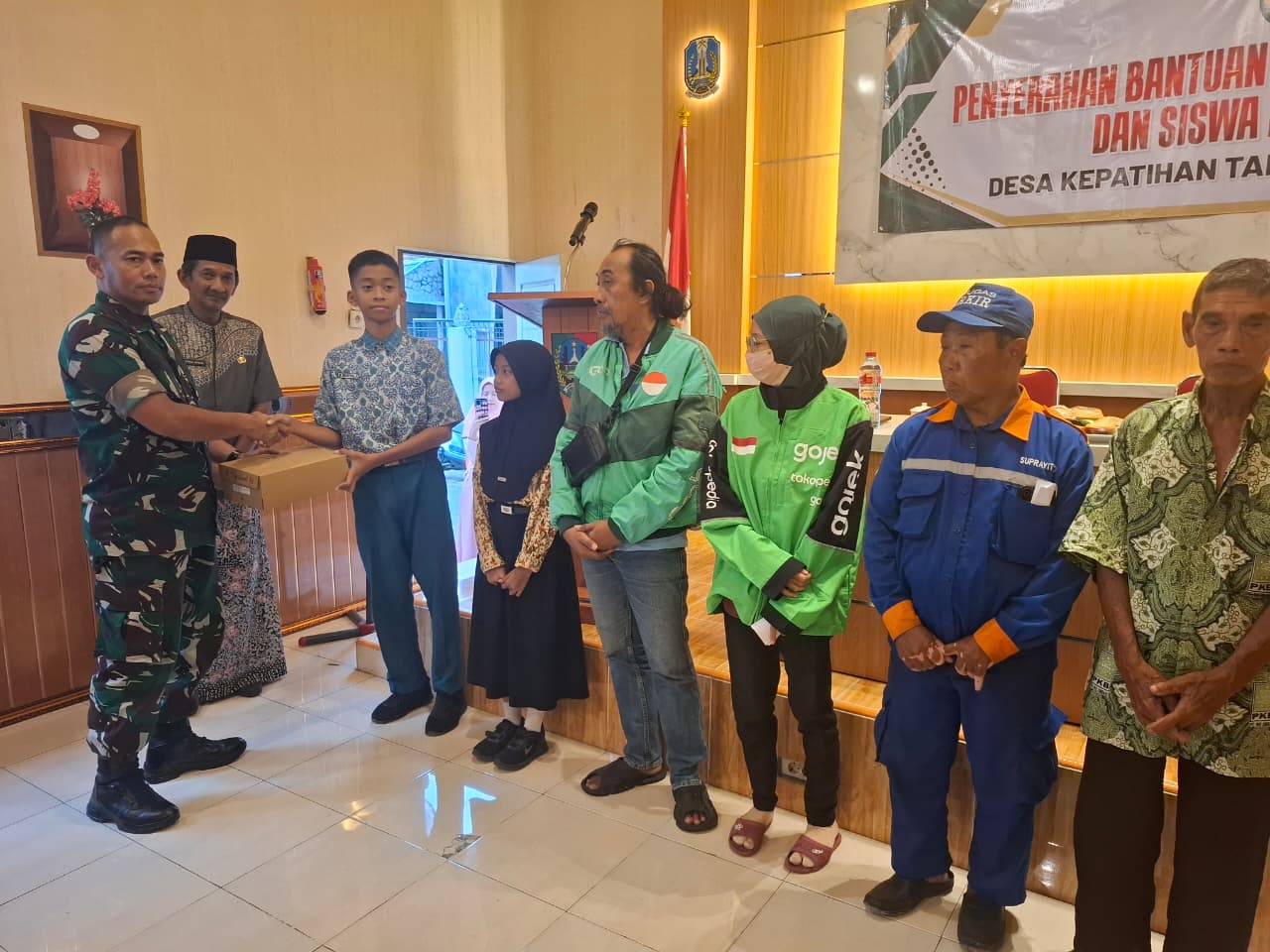 Pemerintah Desa Kepatihan, Kecamatan Jombang, memanfaatkan Anggaran Pendapatan dan Belanja Desa (APBDes) untuk program bantuan sosial kepada puluhan pelajar dan pekerja informal